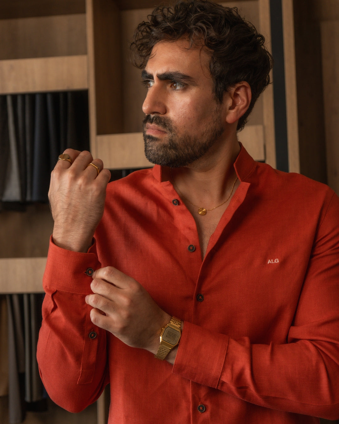 La camisa roja de botonadura clásica, realzada por el bordado personalizado, transmite fuerza, identidad y refinamiento.